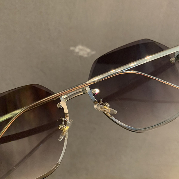 Stilīgas sieviešu brilles ar plānu ietvaru apaļā formā