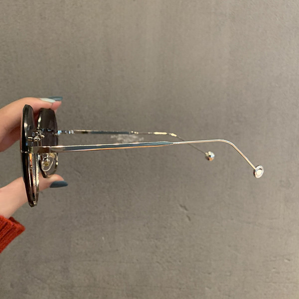 Stilīgas sieviešu brilles ar plānu ietvaru apaļā formā