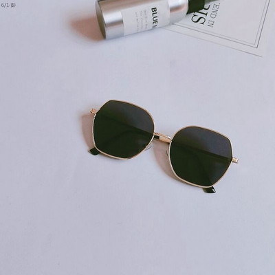 Modernas saulesbrilles ar spoguļa efektu