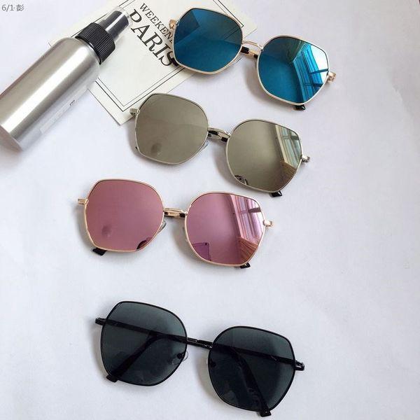 Modernas saulesbrilles ar spoguļa efektu