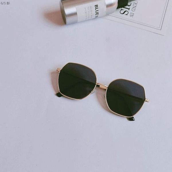 Modernas saulesbrilles ar spoguļa efektu