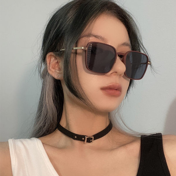 Sieviešu saulesbrilles vienkāršā modelī ar kvadrātveida lēcām