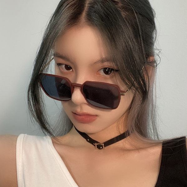 Sieviešu saulesbrilles vienkāršā modelī ar kvadrātveida lēcām
