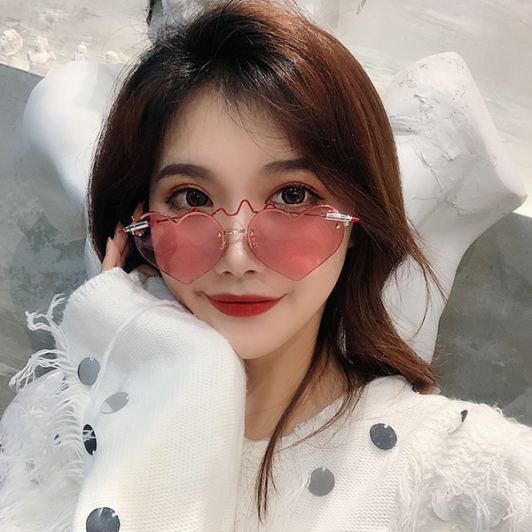 Sieviešu brilles ar plānu ietvaru un sirds formas brillēm
