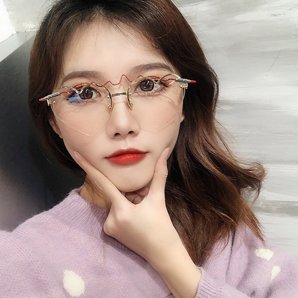 Sieviešu brilles ar plānu ietvaru un sirds formas brillēm