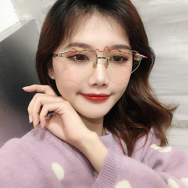 Sieviešu brilles ar plānu ietvaru un sirds formas brillēm