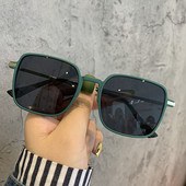 Kvadrātveida sieviešu saulesbrilles ar plānu rāmi