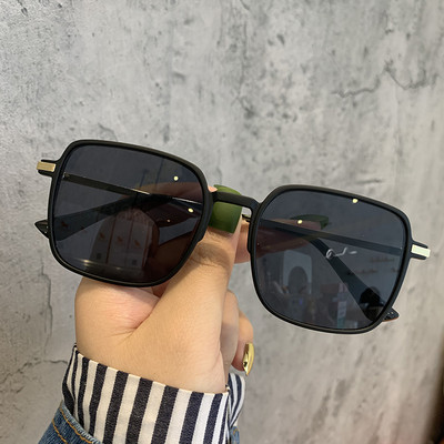 Kvadrātveida sieviešu saulesbrilles ar plānu rāmi