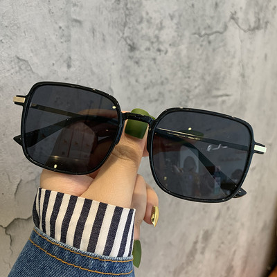 Kvadrātveida sieviešu saulesbrilles ar plānu rāmi