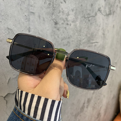 Kvadrātveida sieviešu saulesbrilles ar plānu rāmi