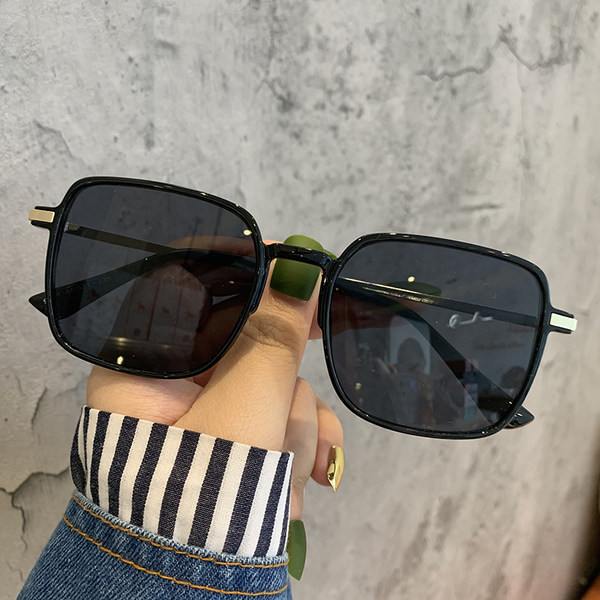 Kvadrātveida sieviešu saulesbrilles ar plānu rāmi