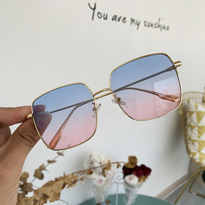 Aktuālas sieviešu saulesbrilles ar plānu rāmi kvadrātveida formā