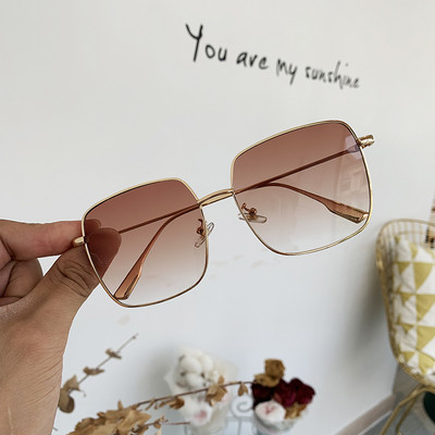 Aktuālas sieviešu saulesbrilles ar plānu rāmi kvadrātveida formā