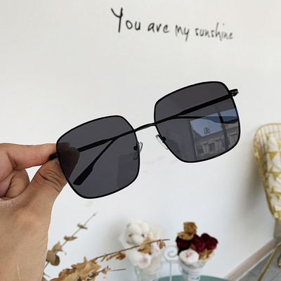 Aktuālas sieviešu saulesbrilles ar plānu rāmi kvadrātveida formā