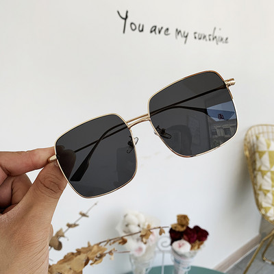 Aktuālas sieviešu saulesbrilles ar plānu rāmi kvadrātveida formā