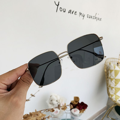 Aktuālas sieviešu saulesbrilles ar plānu rāmi kvadrātveida formā