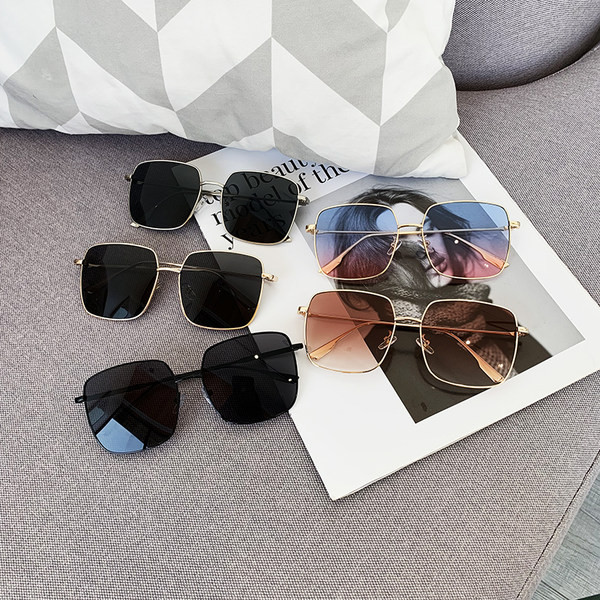 Aktuālas sieviešu saulesbrilles ar plānu rāmi kvadrātveida formā