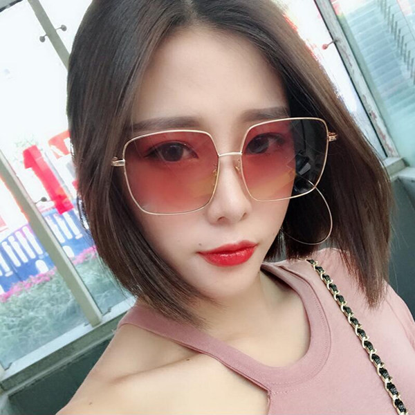 Aktuālas sieviešu saulesbrilles ar plānu rāmi kvadrātveida formā