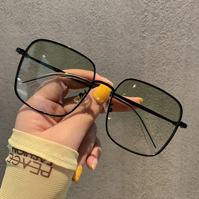 Sieviešu brilles ar plānu rāmi kvadrātveida formā