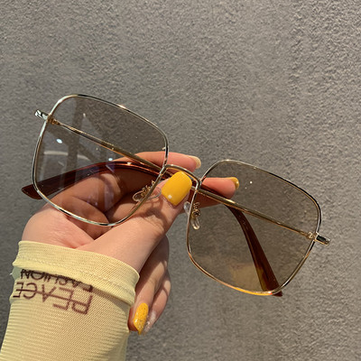 Sieviešu brilles ar plānu rāmi kvadrātveida formā