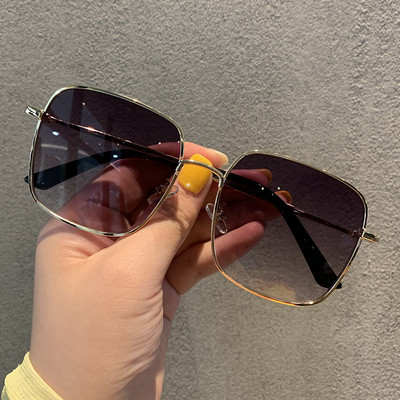 Sieviešu brilles ar plānu rāmi kvadrātveida formā