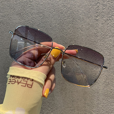 Sieviešu brilles ar plānu rāmi kvadrātveida formā