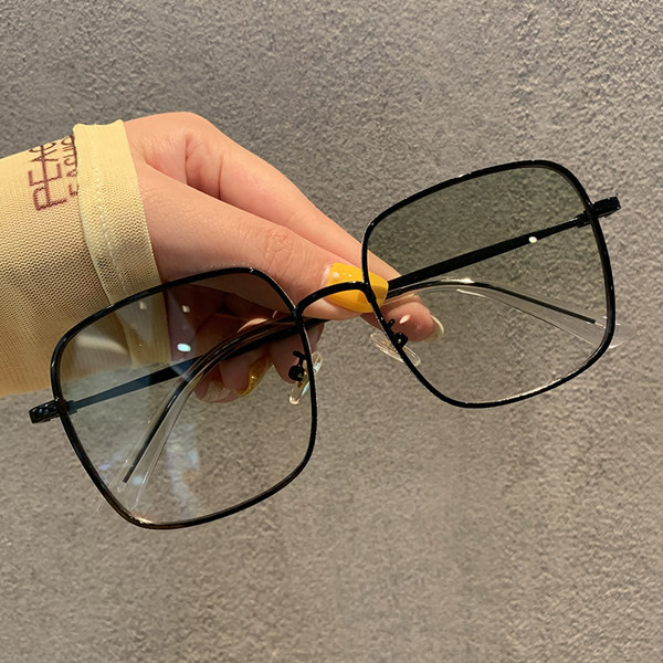 Sieviešu brilles ar plānu rāmi kvadrātveida formā