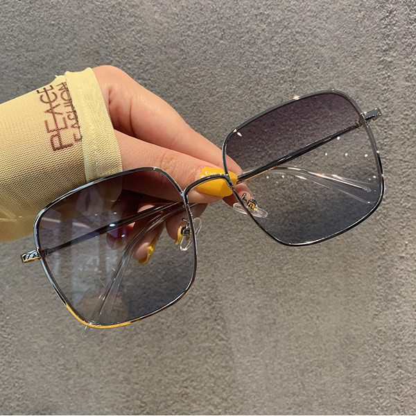 Sieviešu brilles ar plānu rāmi kvadrātveida formā