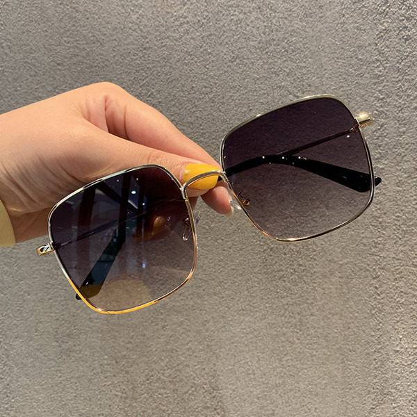 Sieviešu brilles ar plānu rāmi kvadrātveida formā