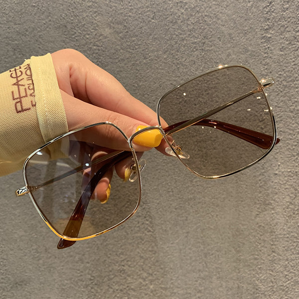 Sieviešu brilles ar plānu rāmi kvadrātveida formā