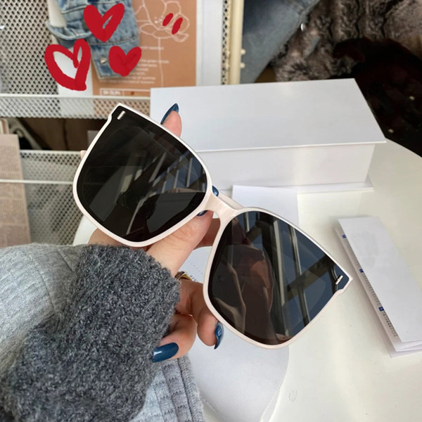 Sieviešu saulesbrilles ar platu rāmi sešās krāsās