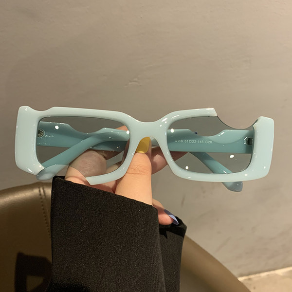 Aktuālās sieviešu brilles ar platu rāmi nestandarta formā