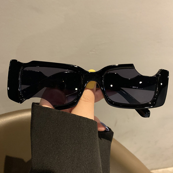 Aktuālās sieviešu brilles ar platu rāmi nestandarta formā