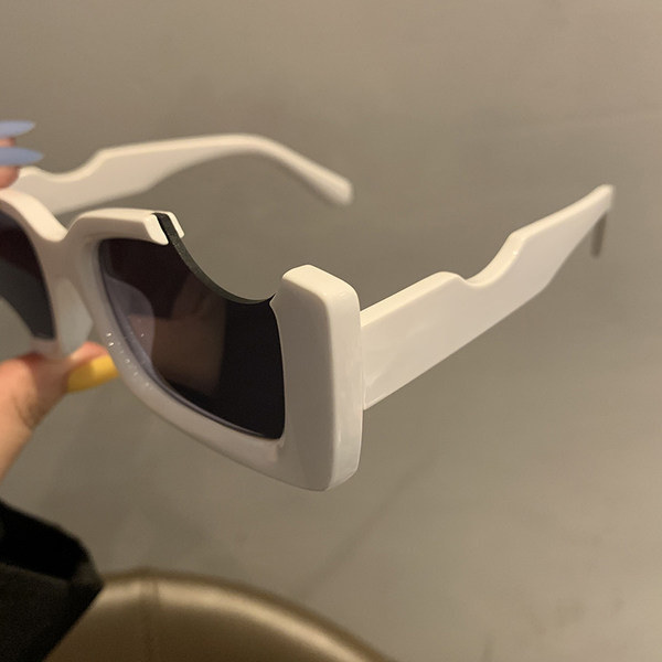 Aktuālās sieviešu brilles ar platu rāmi nestandarta formā