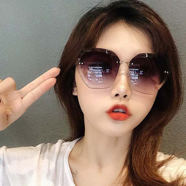 Sieviešu saulesbrilles ar plānu rāmi