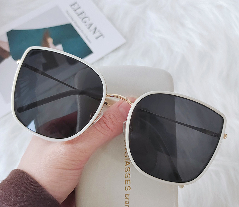 Jauns sieviešu briļļu modelis ar austu metāla rāmi