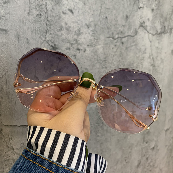 Modernas sieviešu saulesbrilles ar UV aizsardzību un plānu rāmi