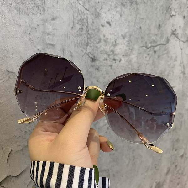 Modernas sieviešu saulesbrilles ar UV aizsardzību un plānu rāmi