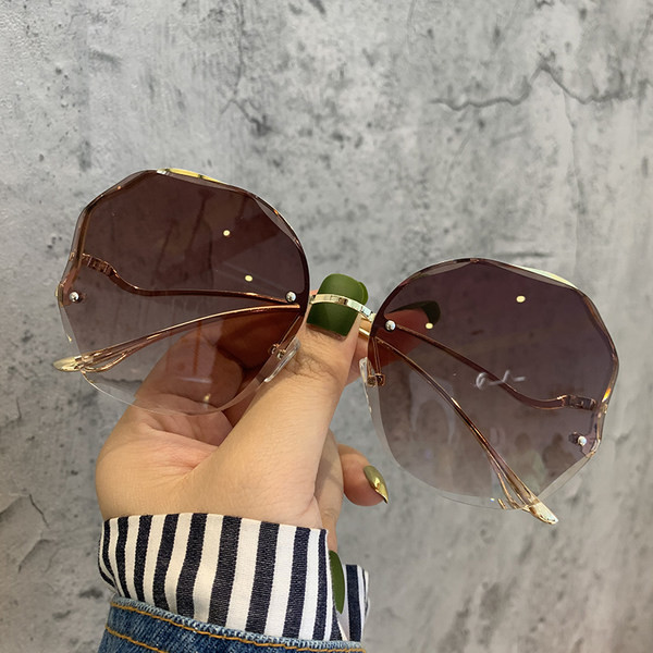 Modernas sieviešu saulesbrilles ar UV aizsardzību un plānu rāmi