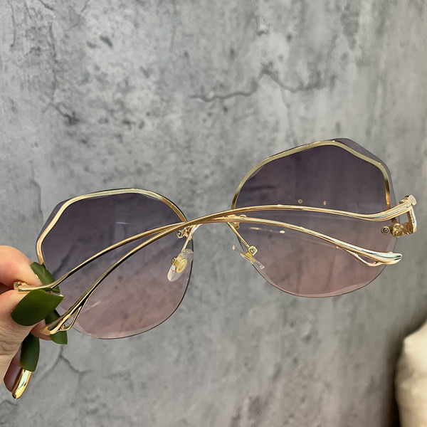 Modernas sieviešu saulesbrilles ar UV aizsardzību un plānu rāmi