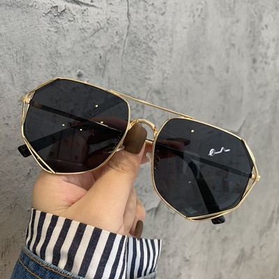 Modernas sieviešu brilles ar plānu rāmi apaļā formā