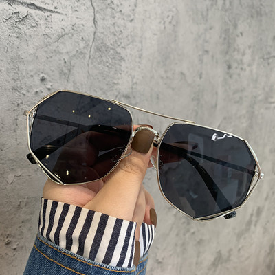 Modernas sieviešu brilles ar plānu rāmi apaļā formā