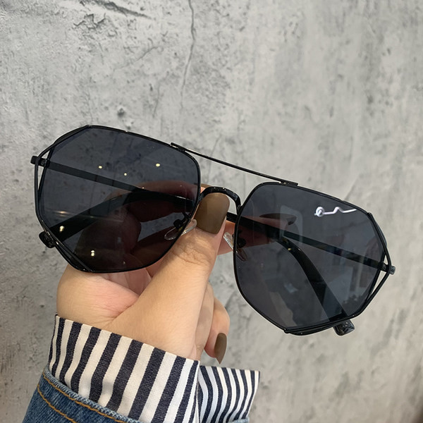 Modernas sieviešu brilles ar plānu rāmi apaļā formā