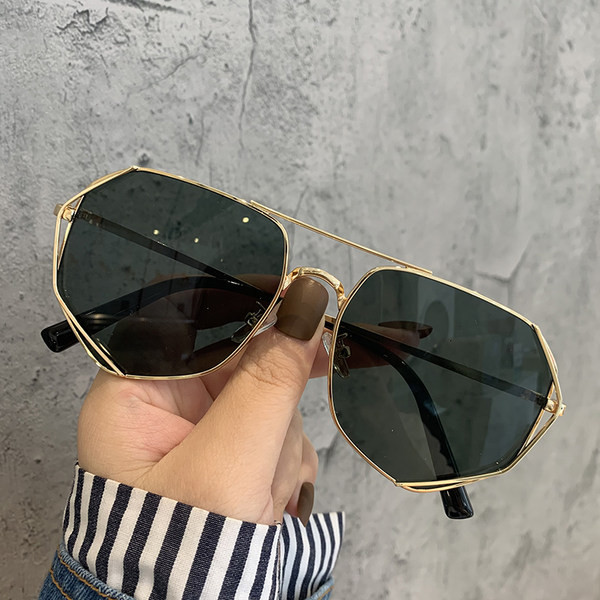 Modernas sieviešu brilles ar plānu rāmi apaļā formā