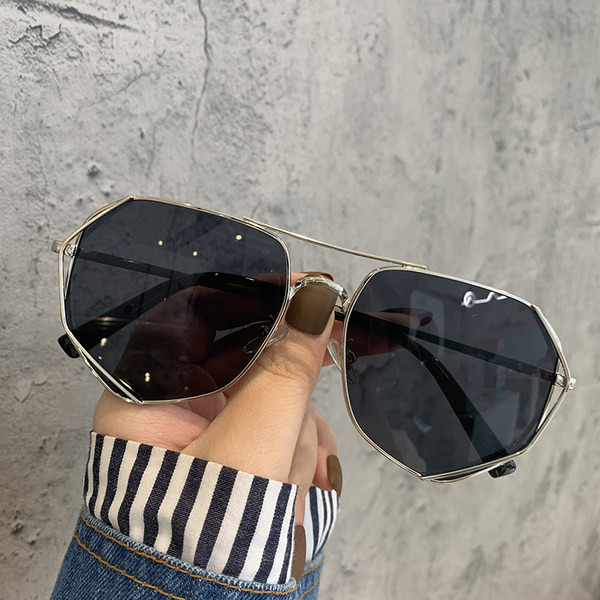 Modernas sieviešu brilles ar plānu rāmi apaļā formā