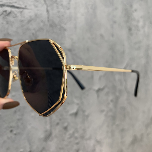 Modernas sieviešu brilles ar plānu rāmi apaļā formā