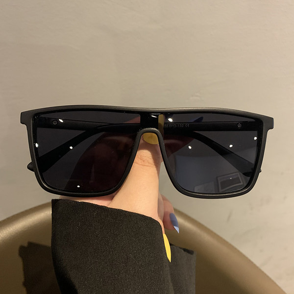 Aktuālās sieviešu polarizētās saulesbrilles kvadrāta formā