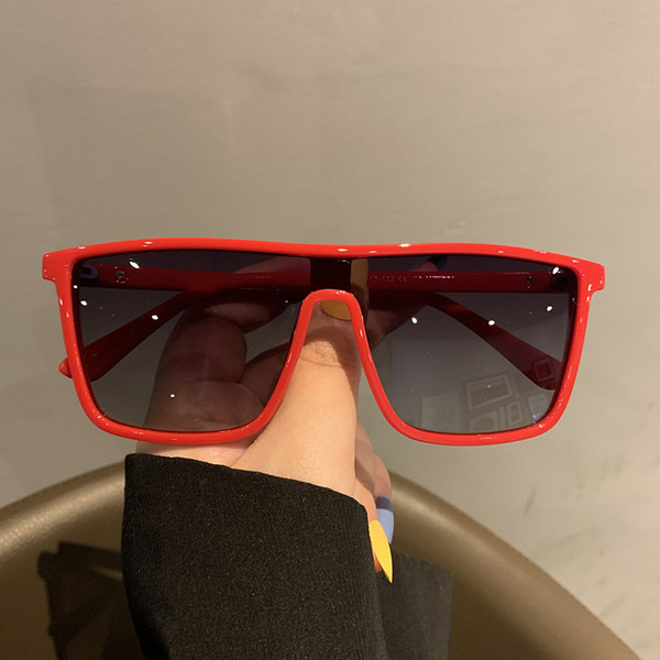 Aktuālās sieviešu polarizētās saulesbrilles kvadrāta formā