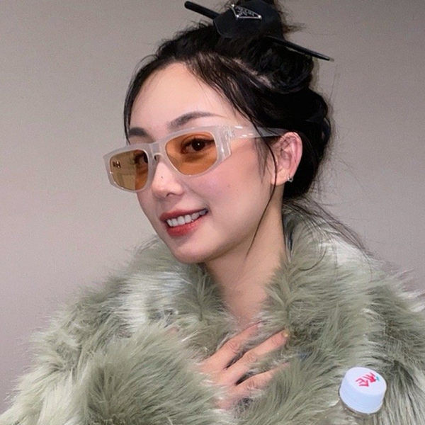 Дамски очила в ретро модел с плътна рамка