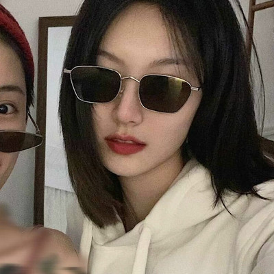 Sieviešu saulesbrilles ar gaišām lēcām un metāla rāmi